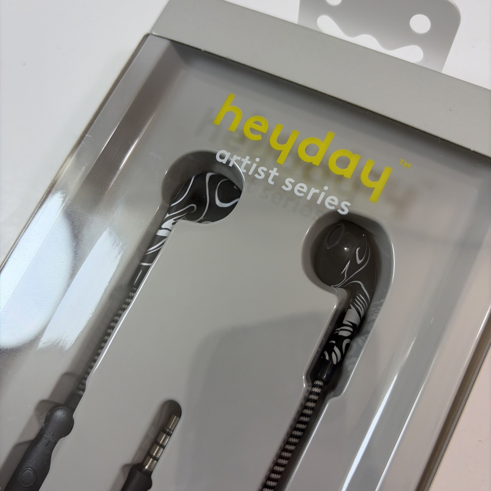 Heyday Artist Series Wired Earbuds 1 Pair 3.5mm Aux Plug Comfort Fit Microphone