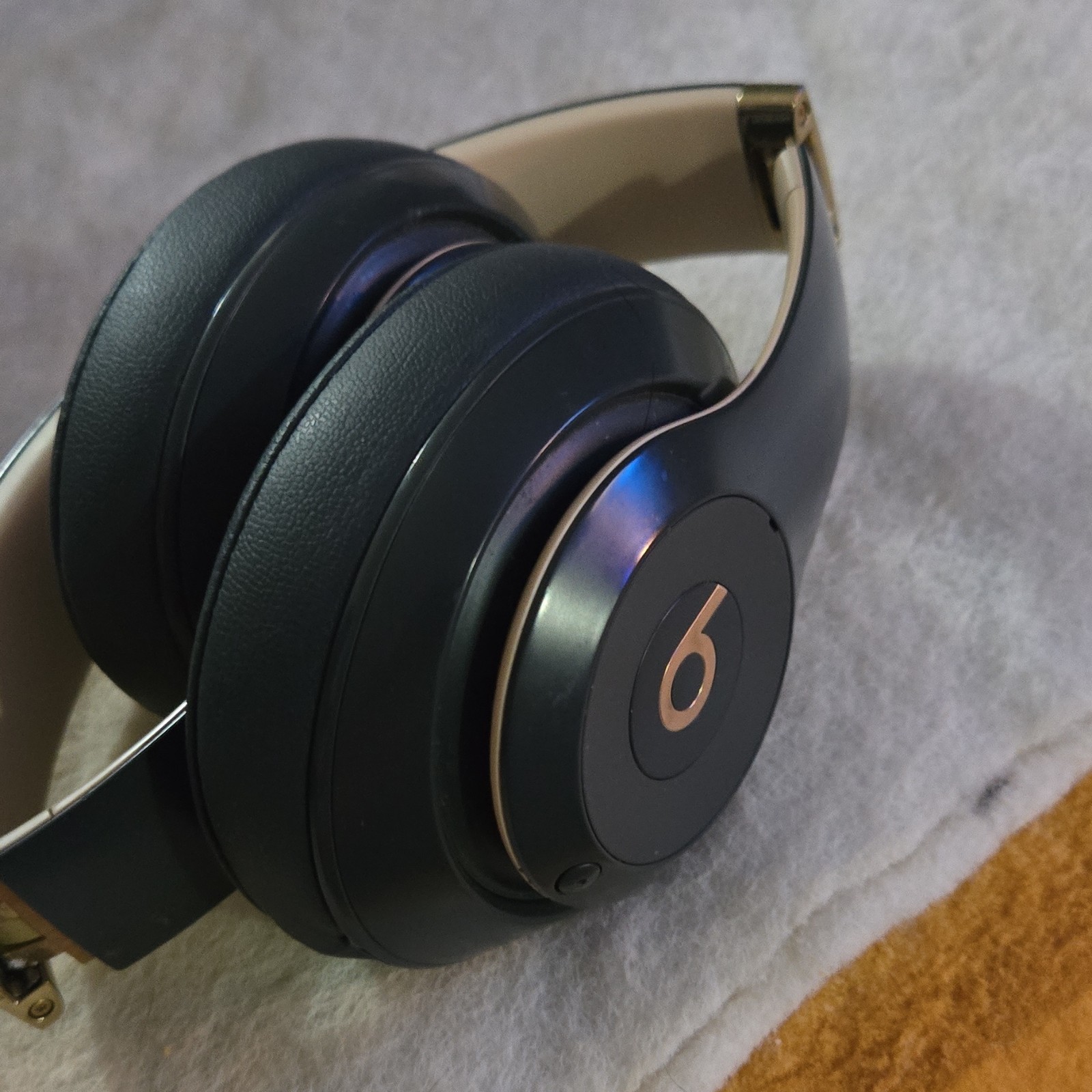 Beats by Dr. Dre Studio3 Wireless Over-Ear Bluetooth Headphones Black/Gold