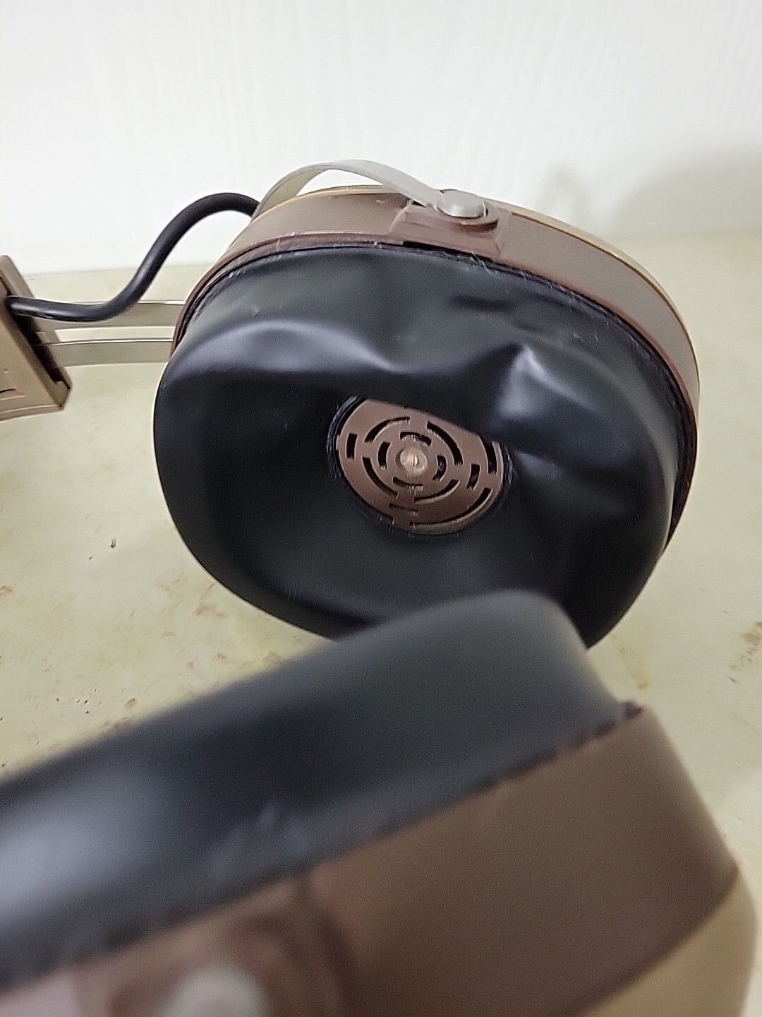 Realistic Pro 20 Over Ear Headphones W/Curly Cable Brown Vintage Radio Shack