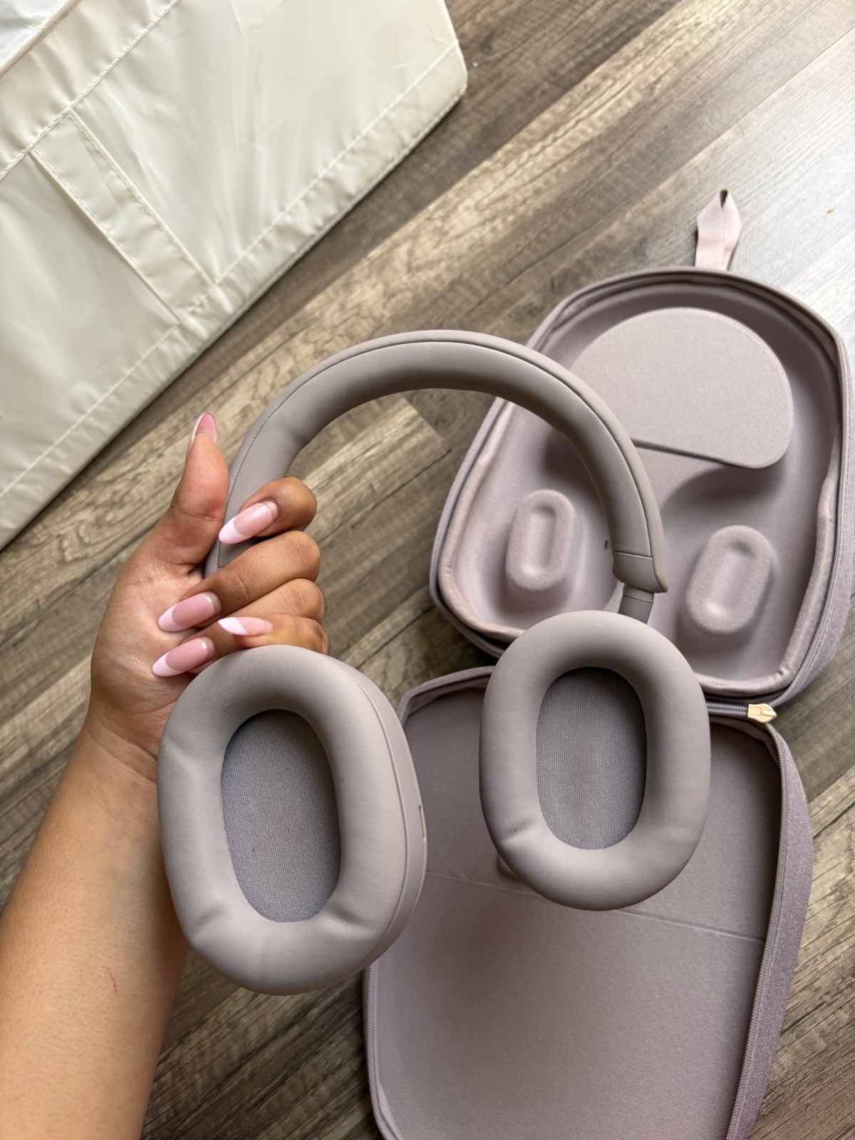 Sony Over-Ear Headphones Beige 3.5mm Jack w/ Hard Carry Case & Cable
