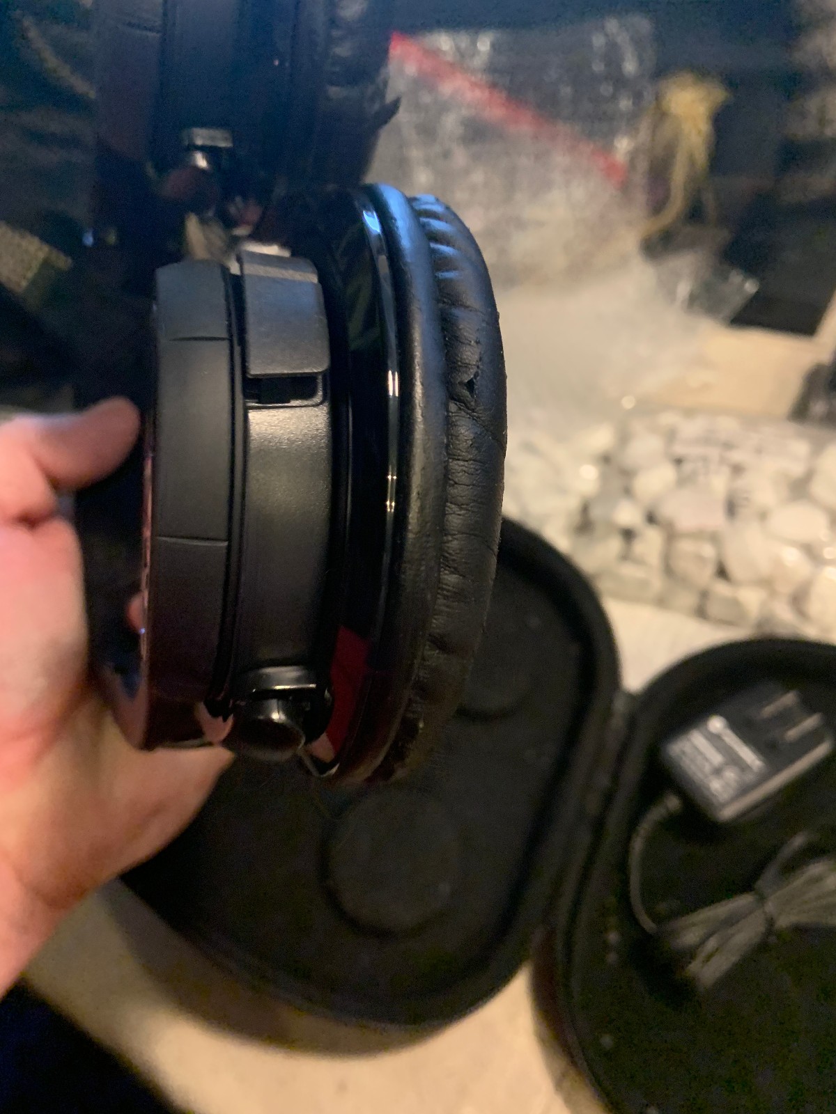 Motorola S805 Headphones w/ Case and Charger – NEED NEW FOAM