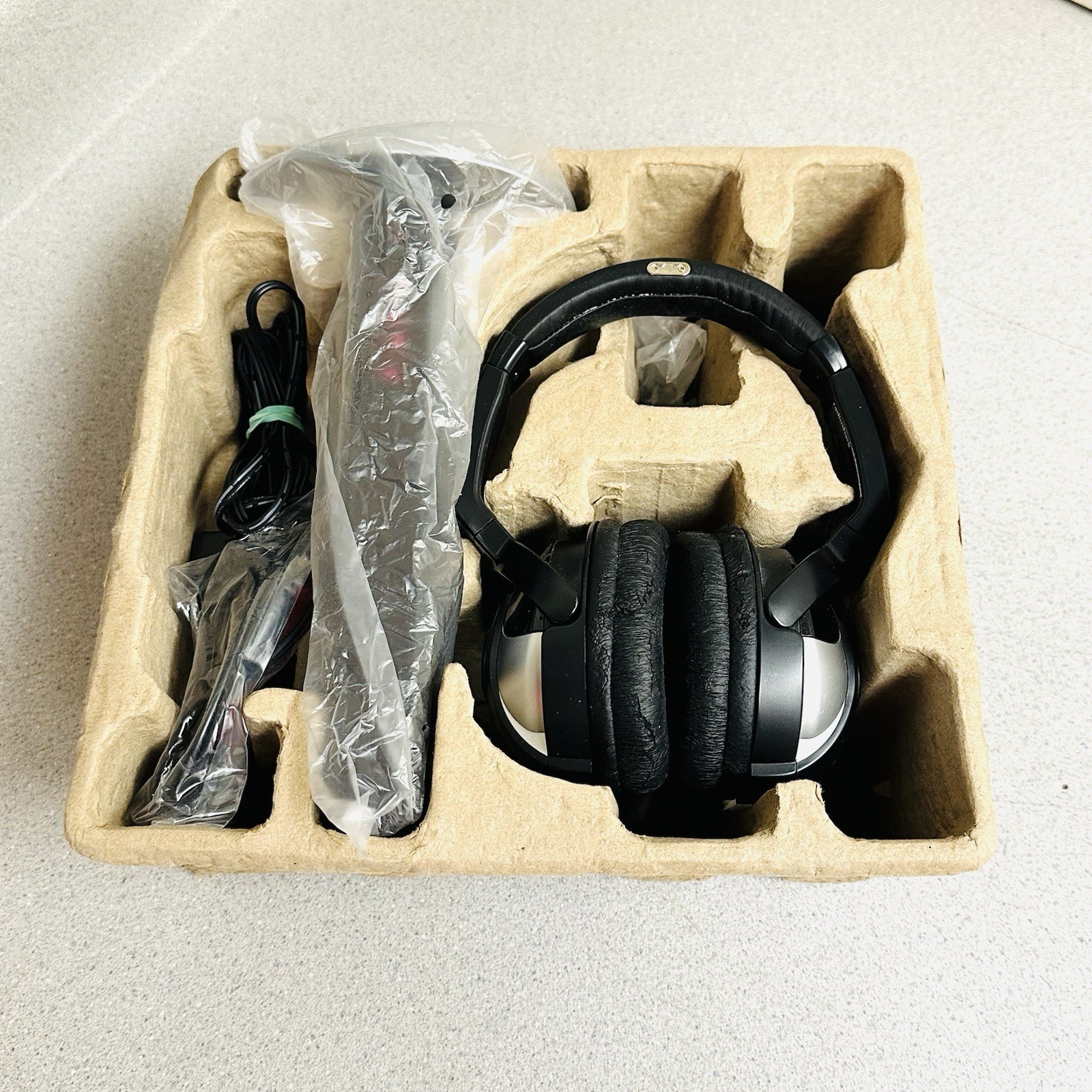 Vtg Radio Shack Infrared Wireless Headphones w/Transmitter Rechargeable 3300280