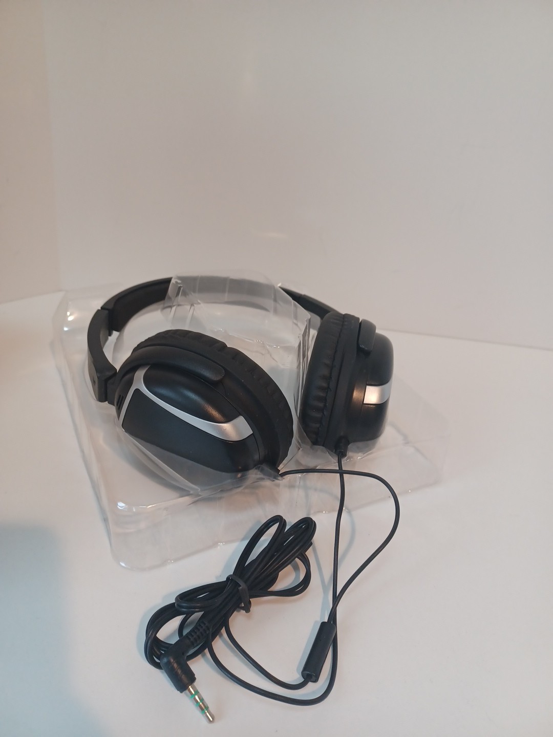 Maxell Lightweight Enhanced 40mm Bass Noise Isolating Headphones Black with Mic