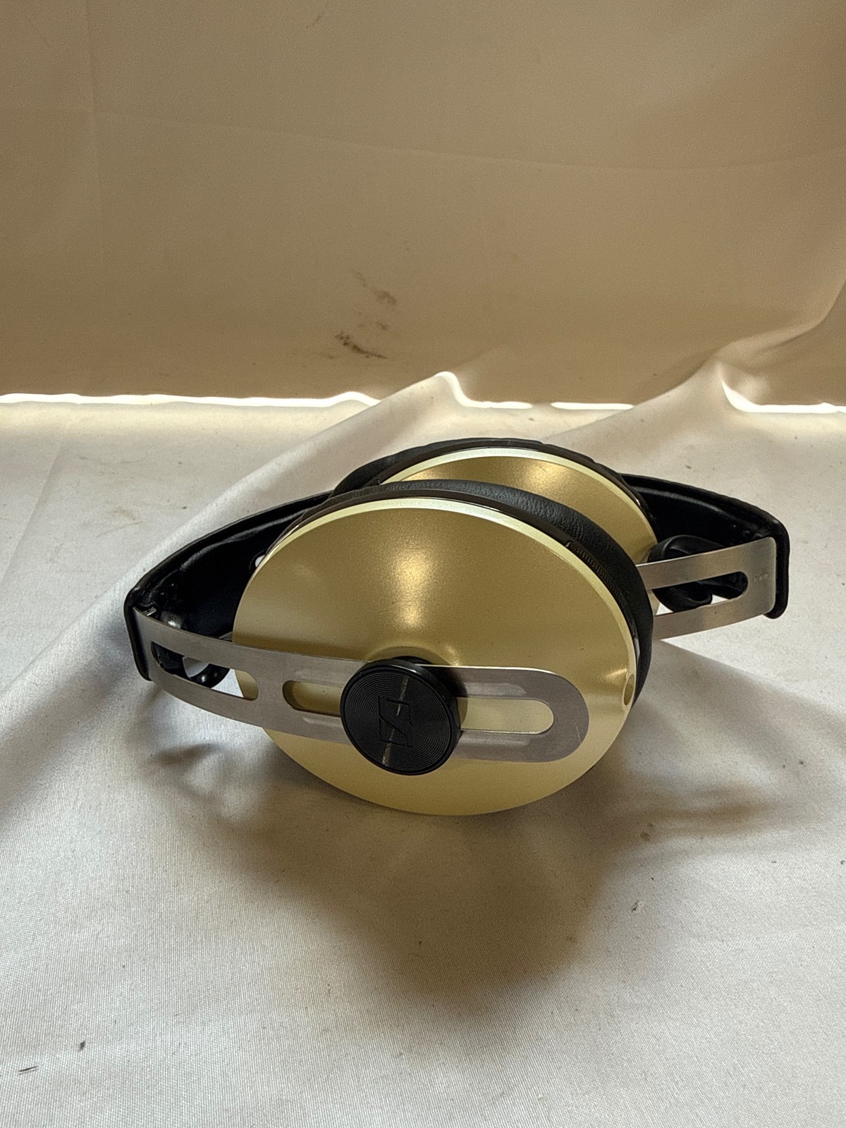 Sennheiser Momentum 2.0 Wireless Gold and black