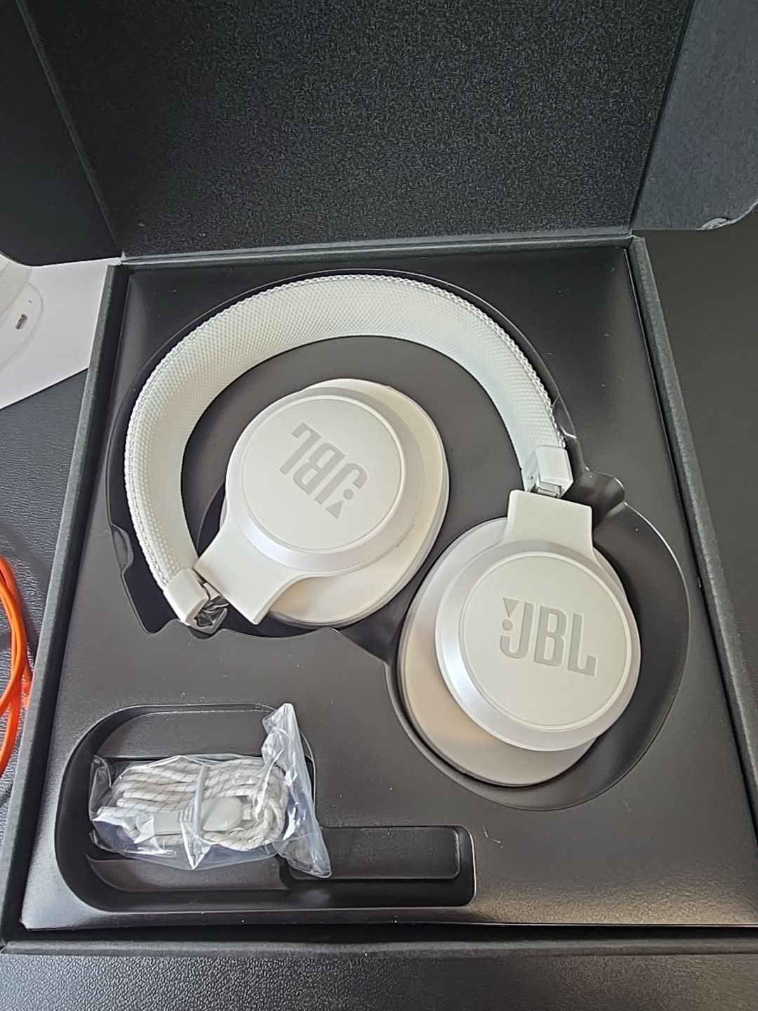 JBL LIVE 500BT Wireless Bluetooth Over-Ear Headphones with Built-in Microphone
