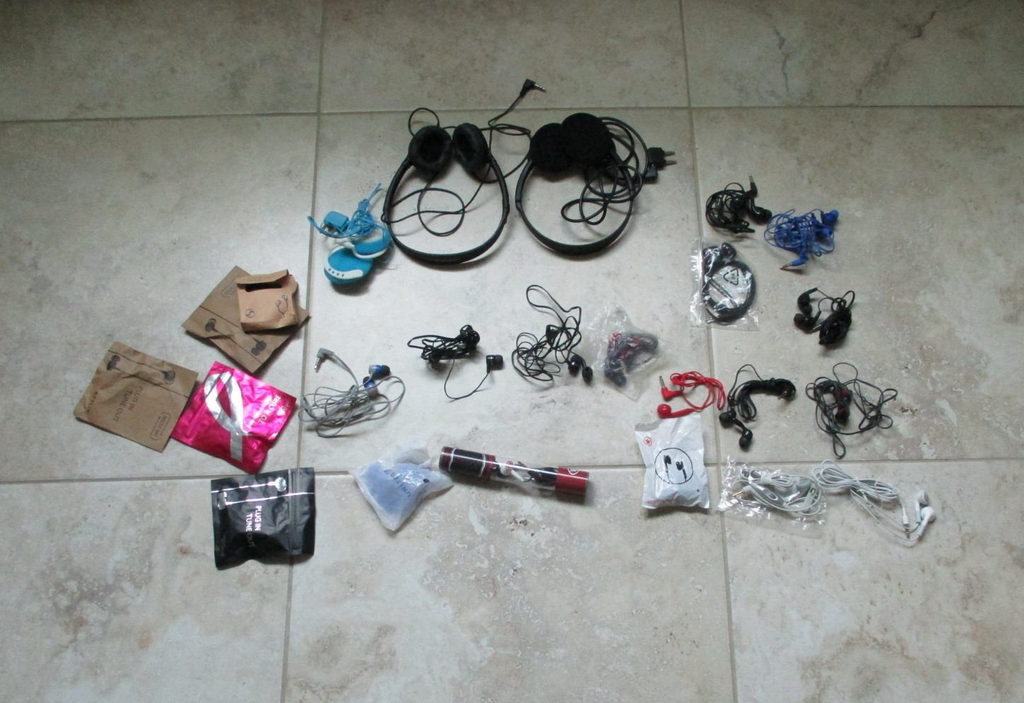 24 ear buds – 21 In Ear Earbuds / 3 over ear buds