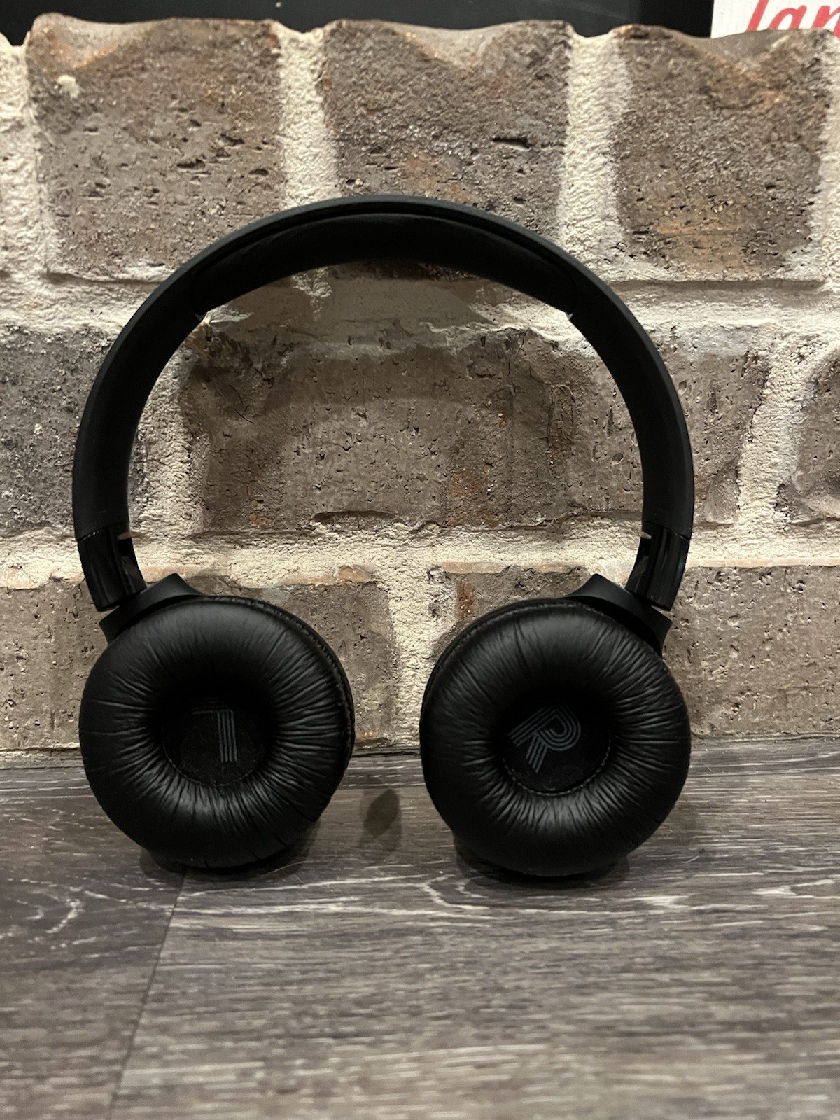JBL Tune 520BT Wireless Bluetooth Headphones Black – USED