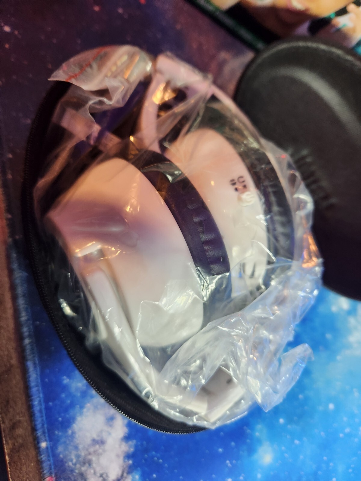 HD Twist Over Ear Headphones to Hybrid Speakers, White