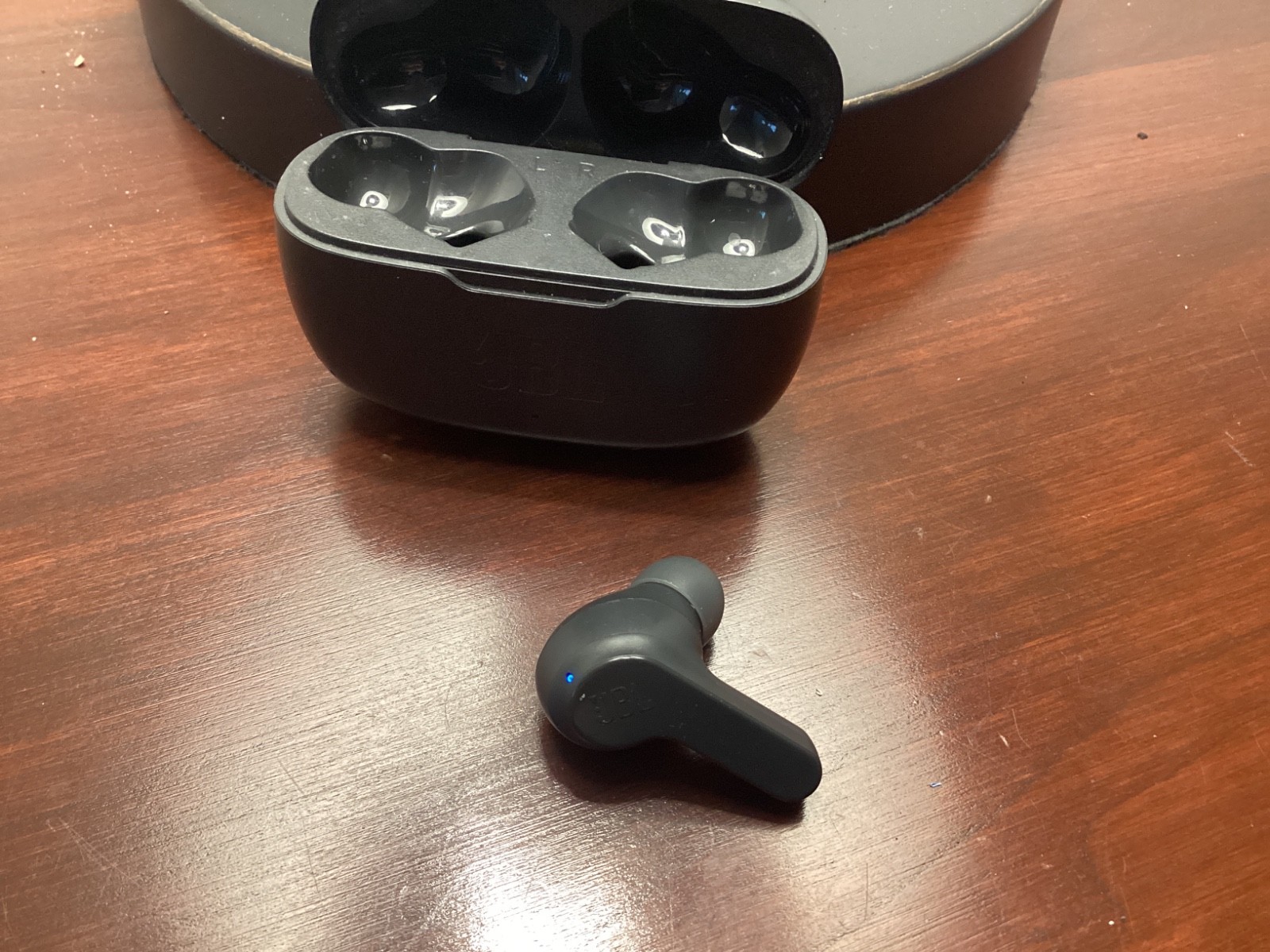 Single (right) JBL ear bud rechargeable