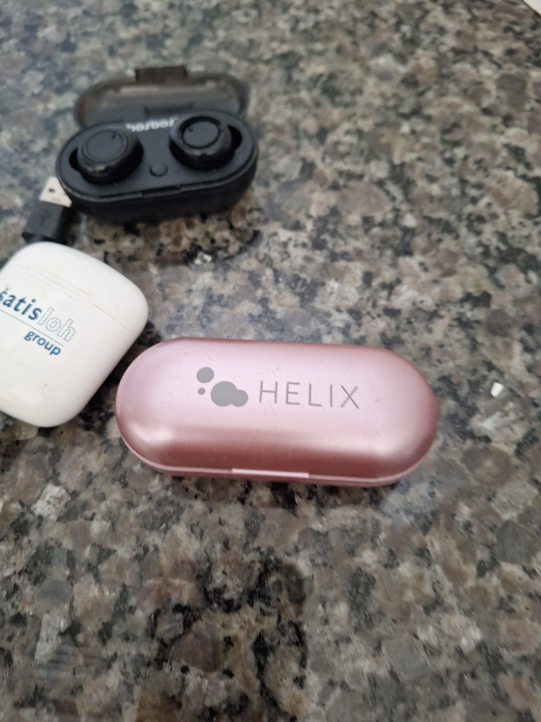 Lot of 3 ear buds, white, pink Helix, black bosbos