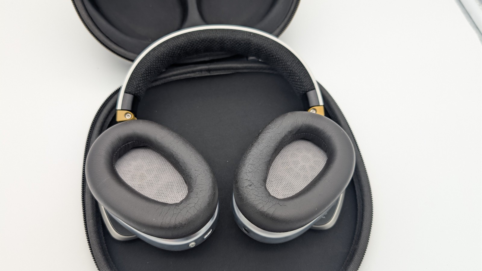 Blue Satellite Headphones Model BH1010 Premium Noise-Cancelling Wireless w/ Case