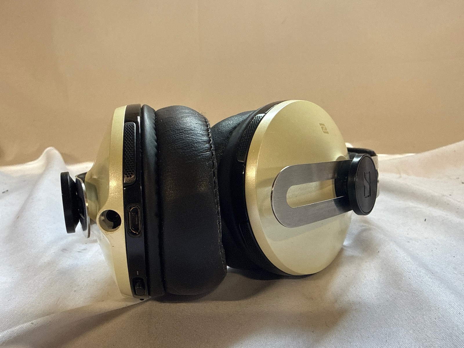 Sennheiser Momentum 2.0 Wireless Gold and black