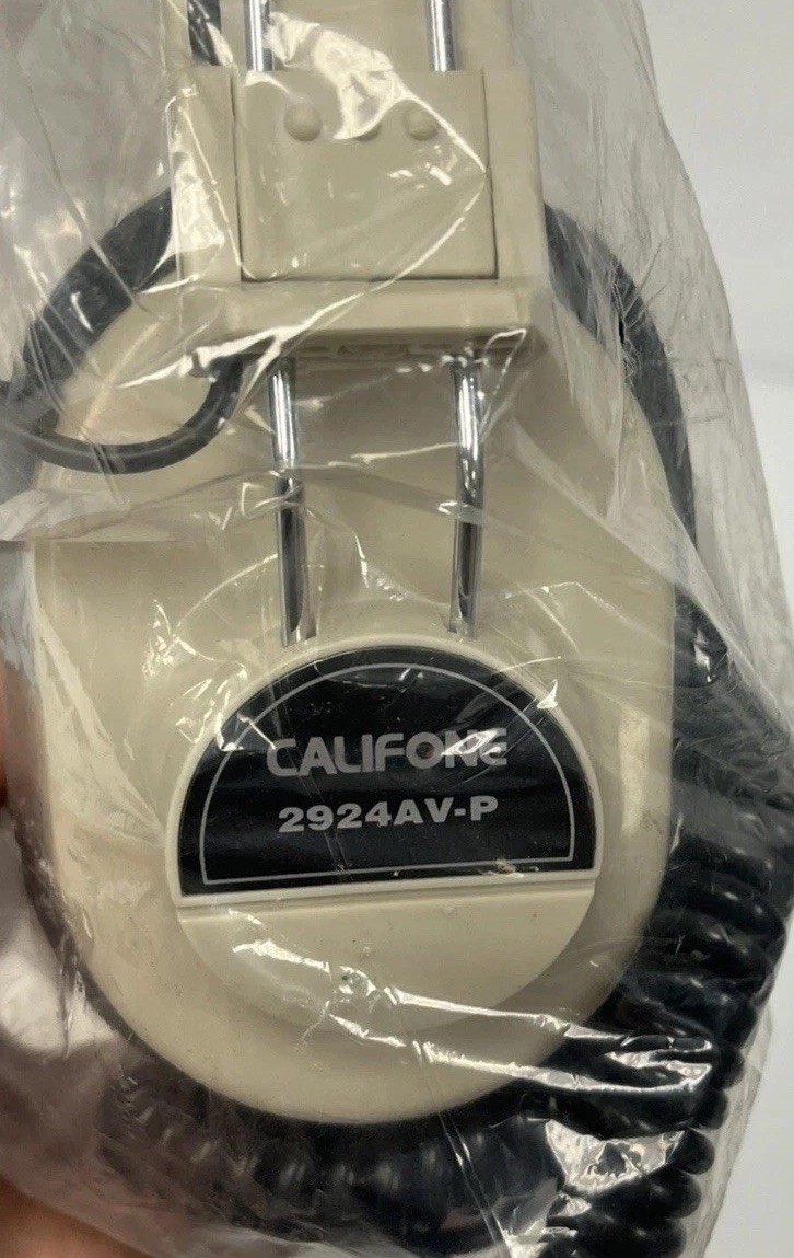 8x Califone 2924AV-P Headphones, 1x Listening Station 1218AV-PY & Case