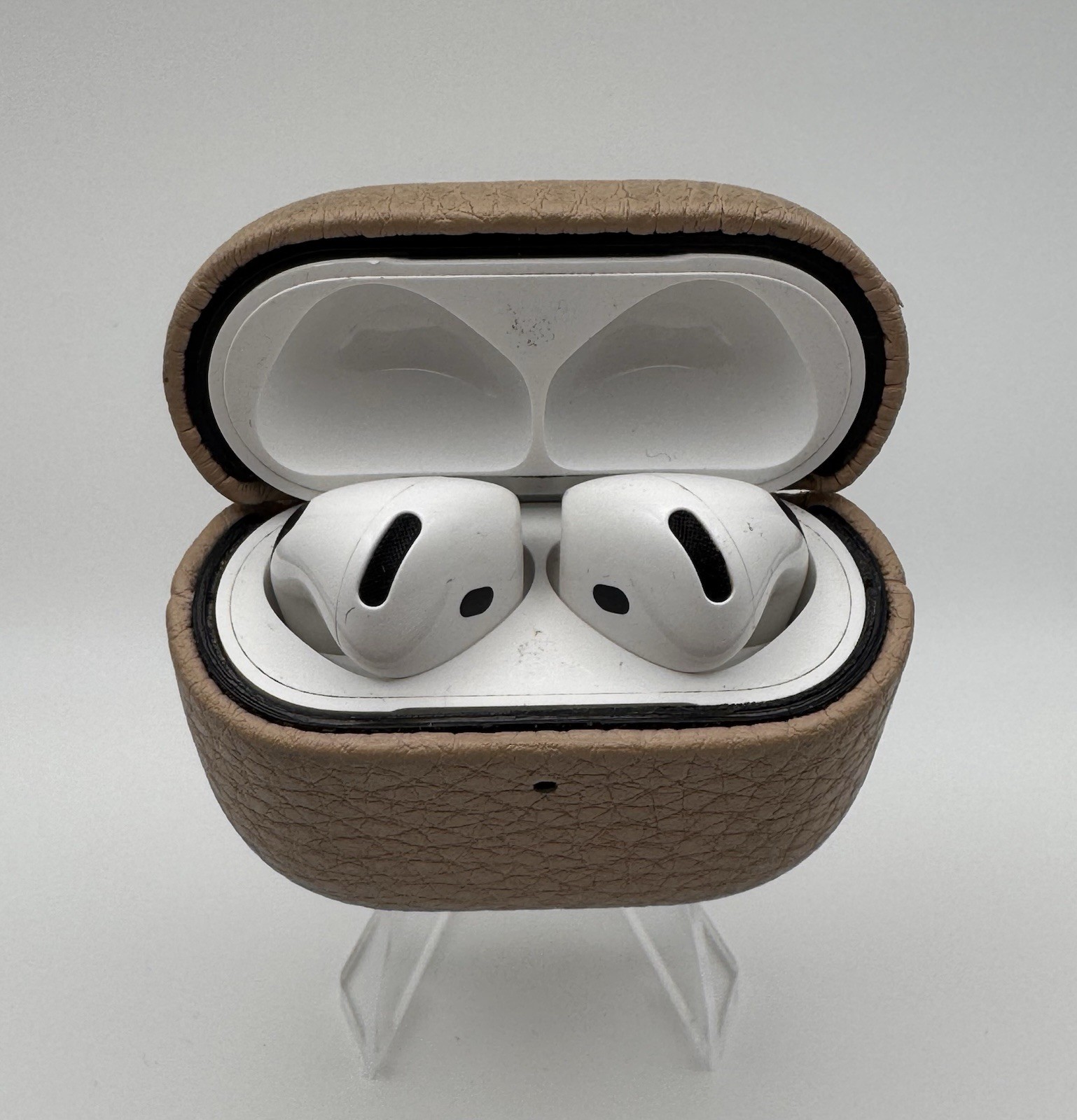 APPLE AIRPODS 4TH GENERATION USB-C NON ANC A3058 – White W/CHARGING CASE USED
