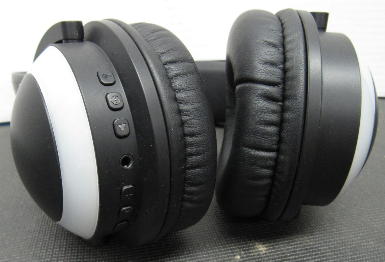 Brookstone Wireless Cat Ear Headphones AR102A4BKA Bluetooth w/ Case – No Cable