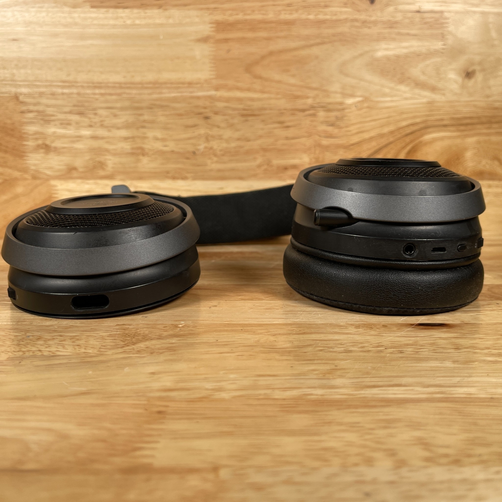 Razer Nari Black Wireless Retractable Mic Swivel Cups Over-Ear Gaming Headset
