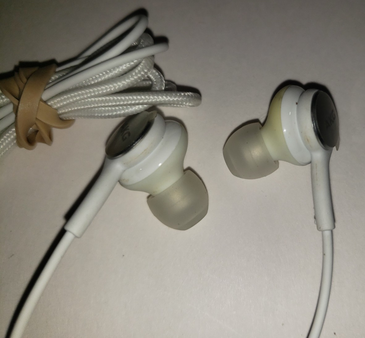 SAMSUNG AKG 3.5mm Jack In-Ear Headphones Earphones Earbuds w/ Microphone White