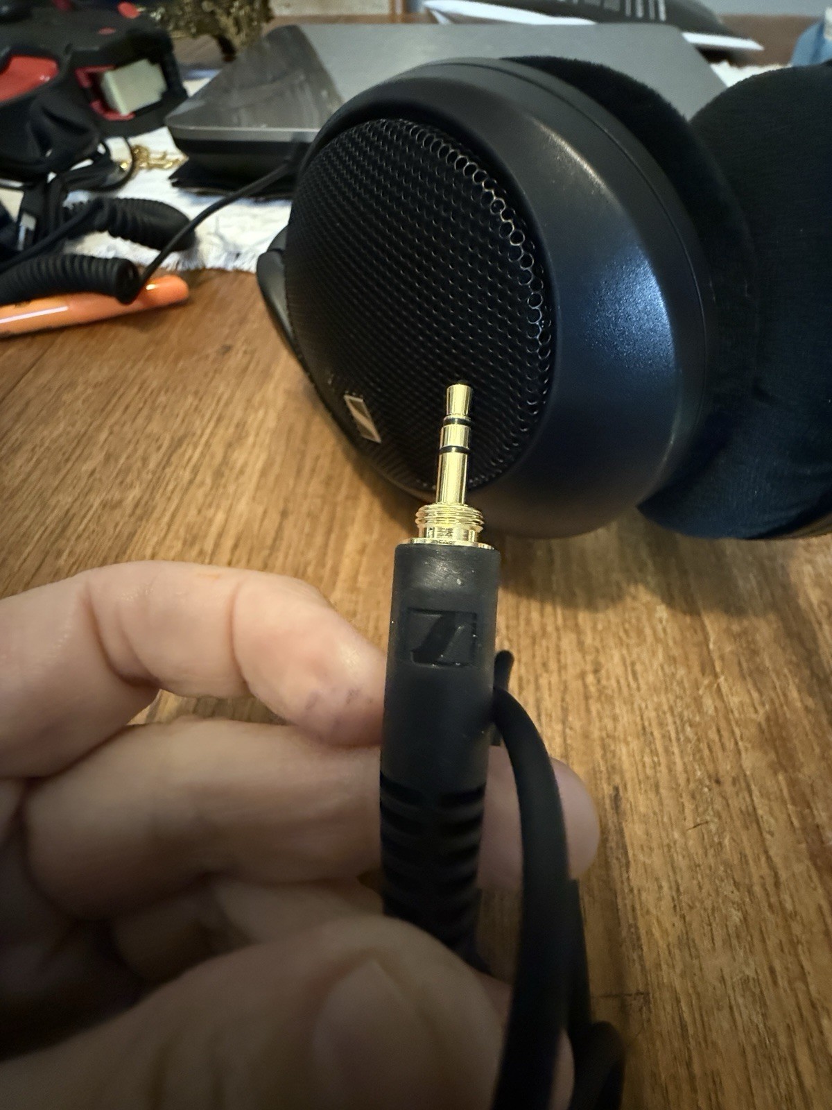 Sennheiser HD 560 S Over-The-Ear Audiophile Headphones. Read Description