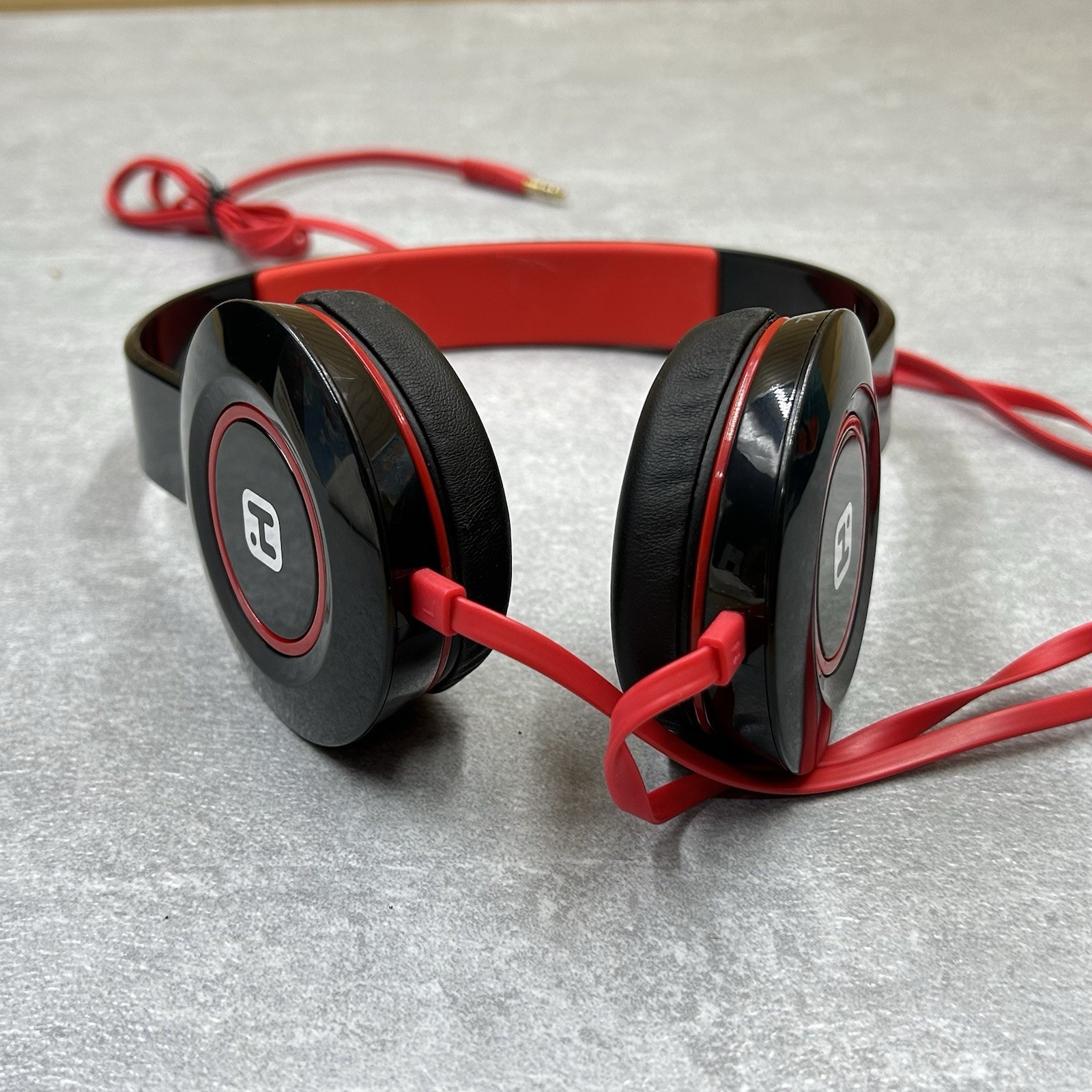 iHome Padded Ear and Headband Headphones Black Red Flat Wire Basic 3.5mm Jack