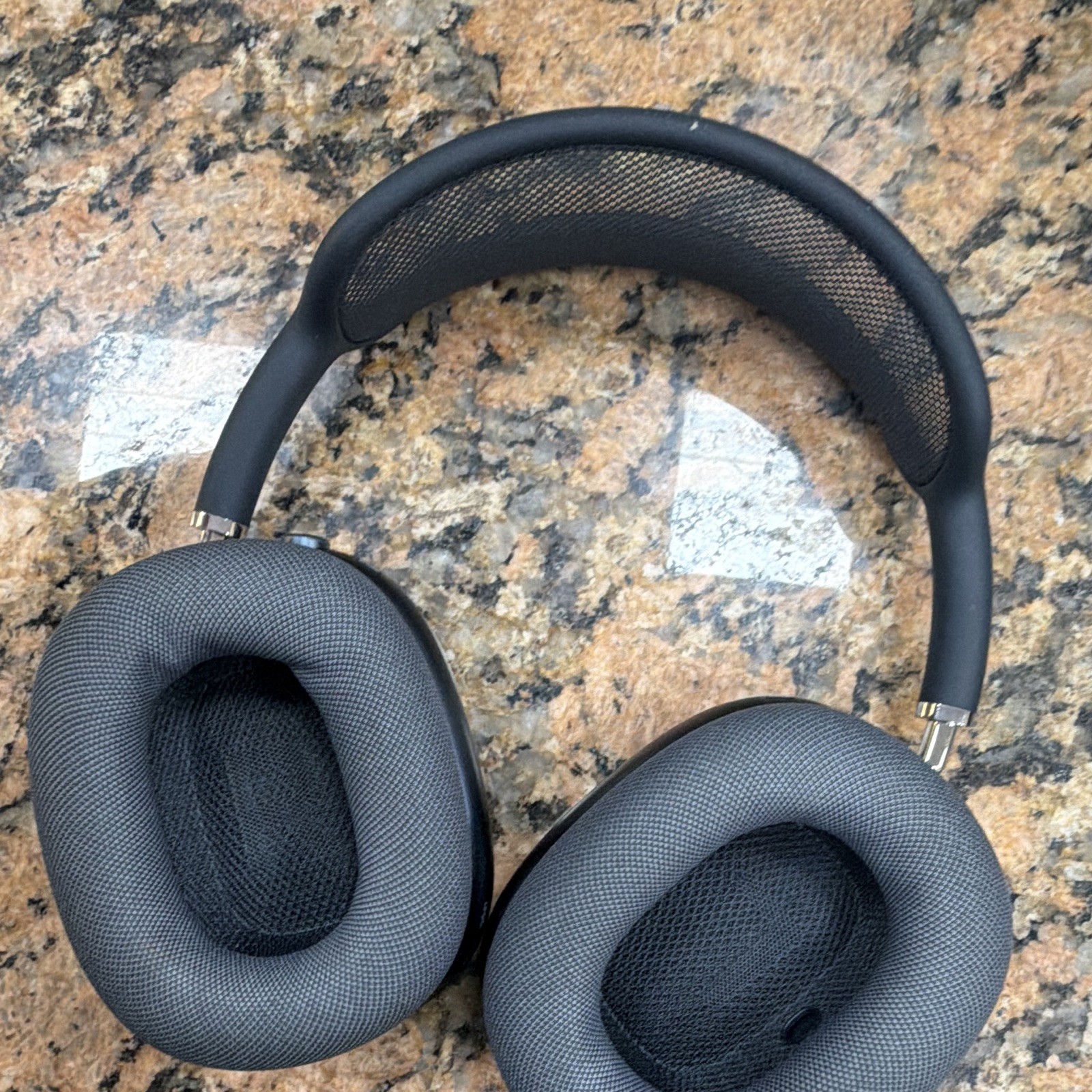 Apple AirPods Max Bluetooth Over-Ear Headphones Black/Gray w/ Case