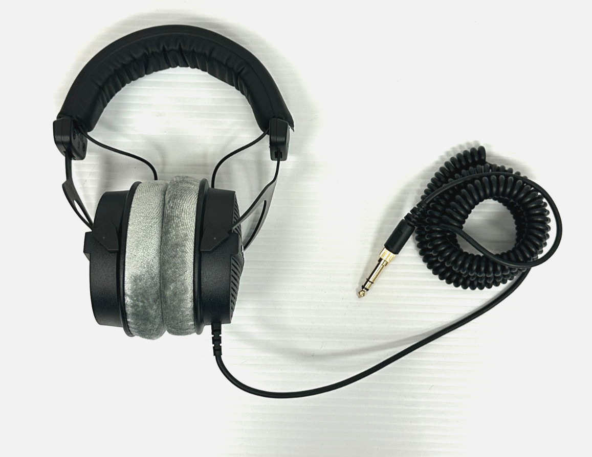 beyerdynamic DT 990 Pro 250 ohm Over-Ear Studio Headphones