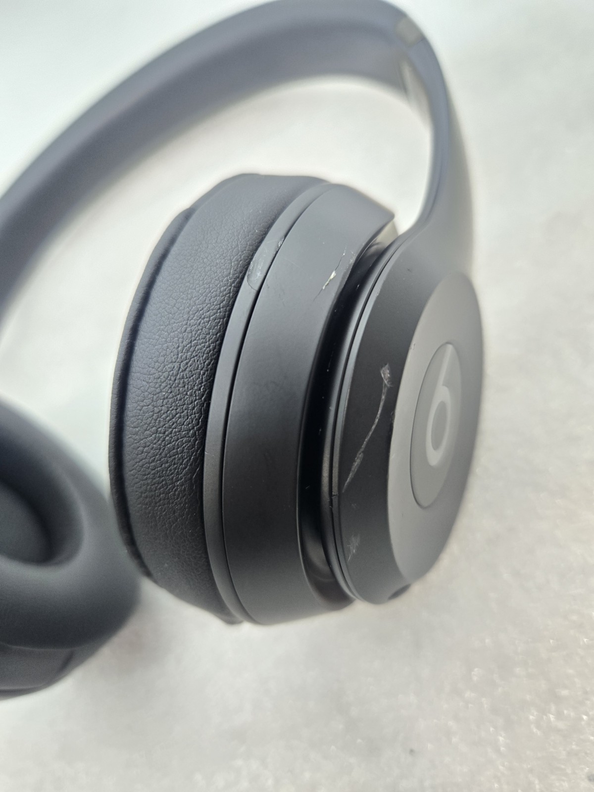 Beats Solo 4 Headphones Black FAST FREE SHIPPING b