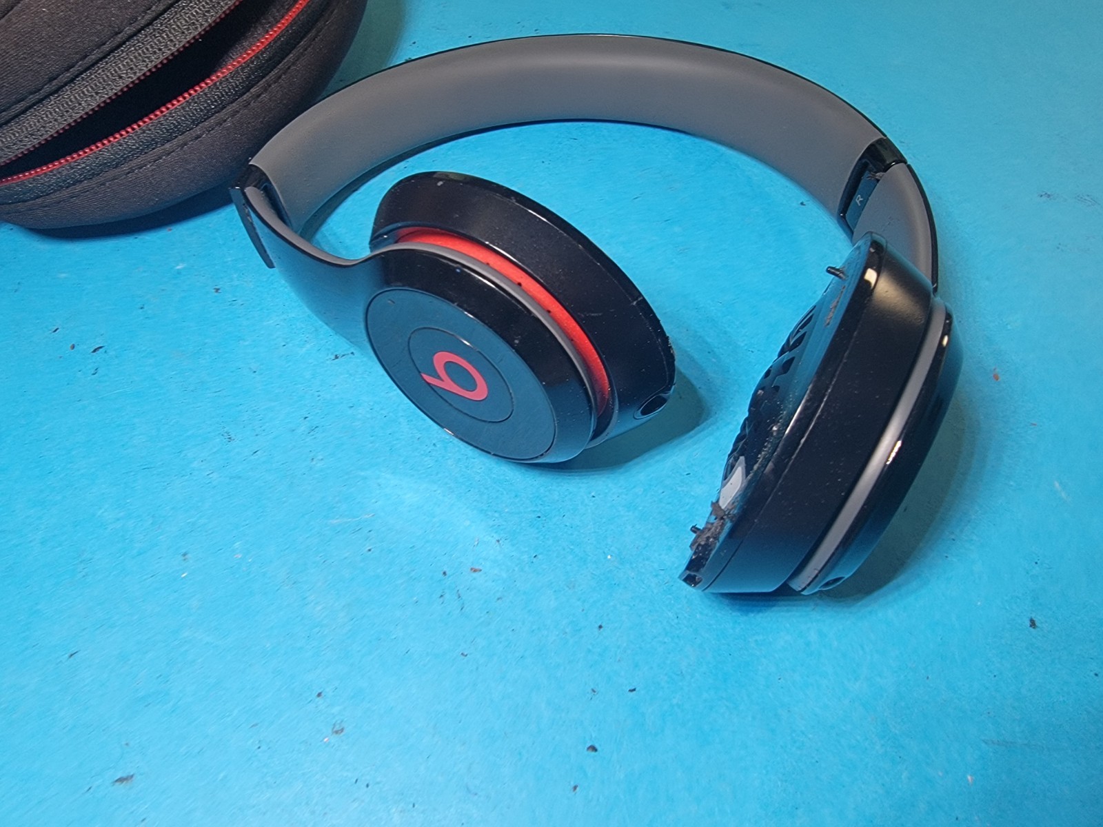 Beats by Dr. Dre Solo2 Wireless Over the Ear Headphones – Black