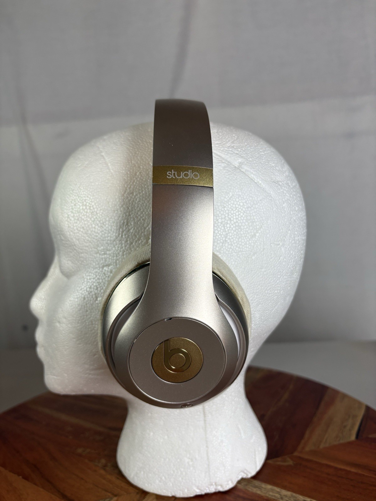 Dr Dre Beats Studio 2.0 Wireless Over Ear White Gold Headphones B0501 + Case