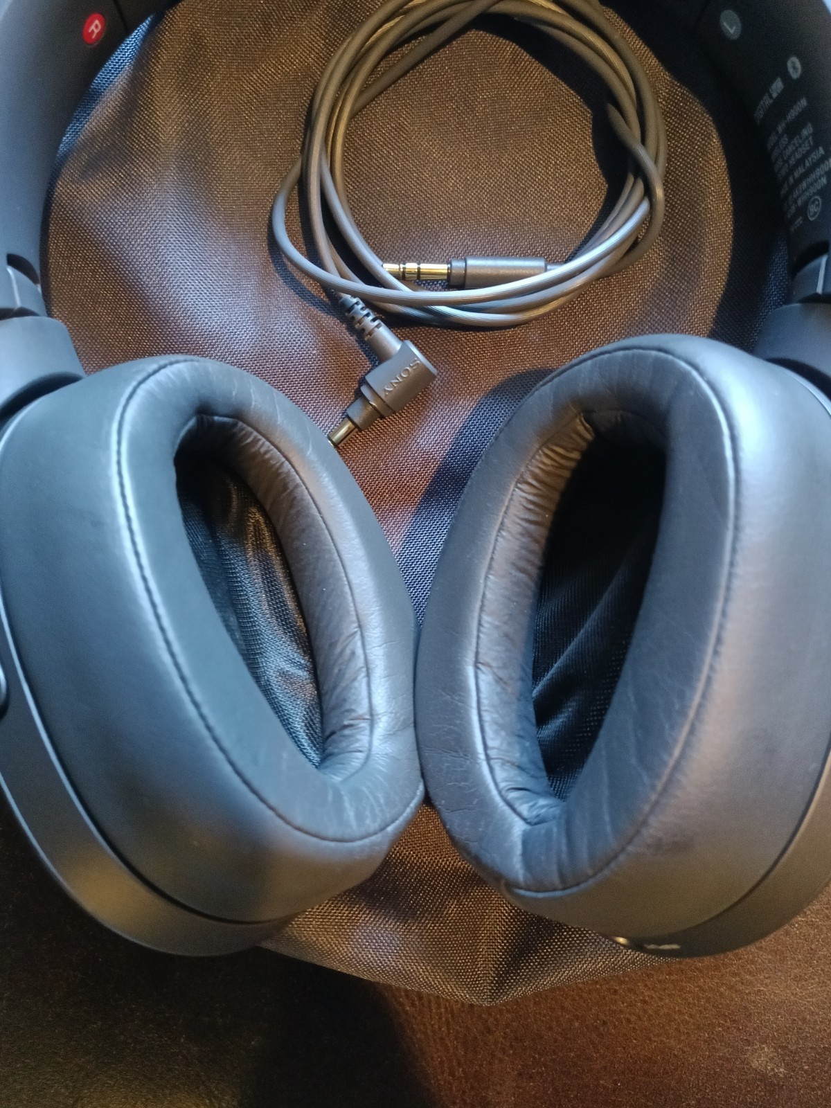 Sony WH-H900N h.ear on 2 Wireless Noise-Canceling Headphones/Apple iPod touch 4