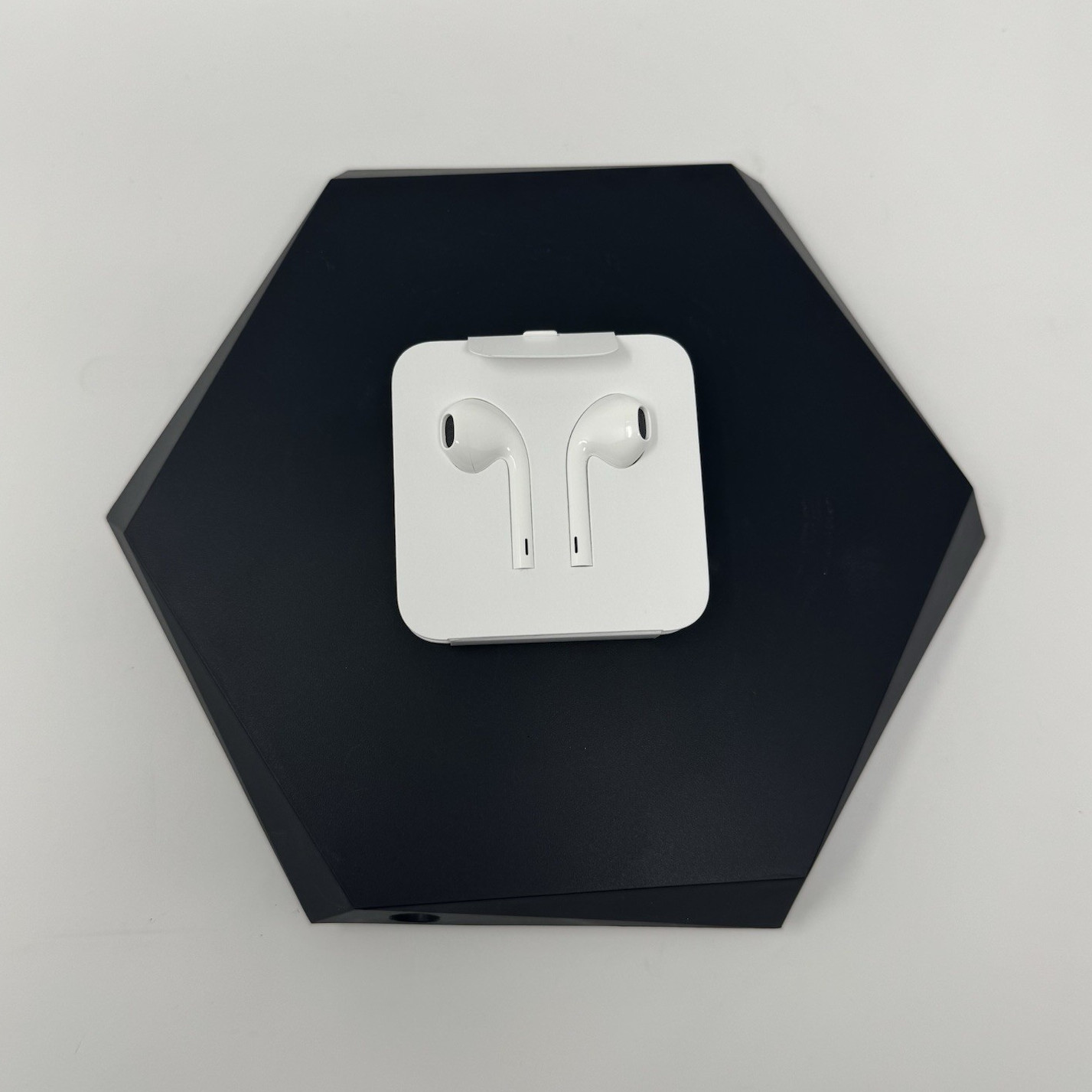 Apple EarPods Wired Earbuds Lightning Built-In Mic In-Line Control 1.2m White