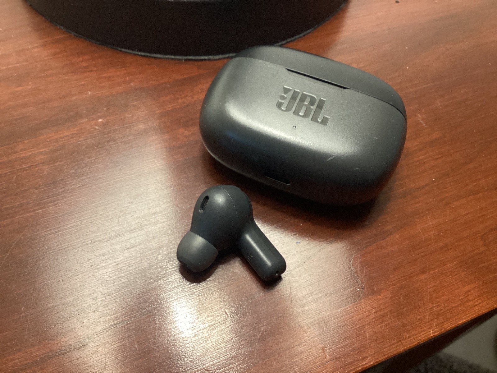 Single (right) JBL ear bud rechargeable