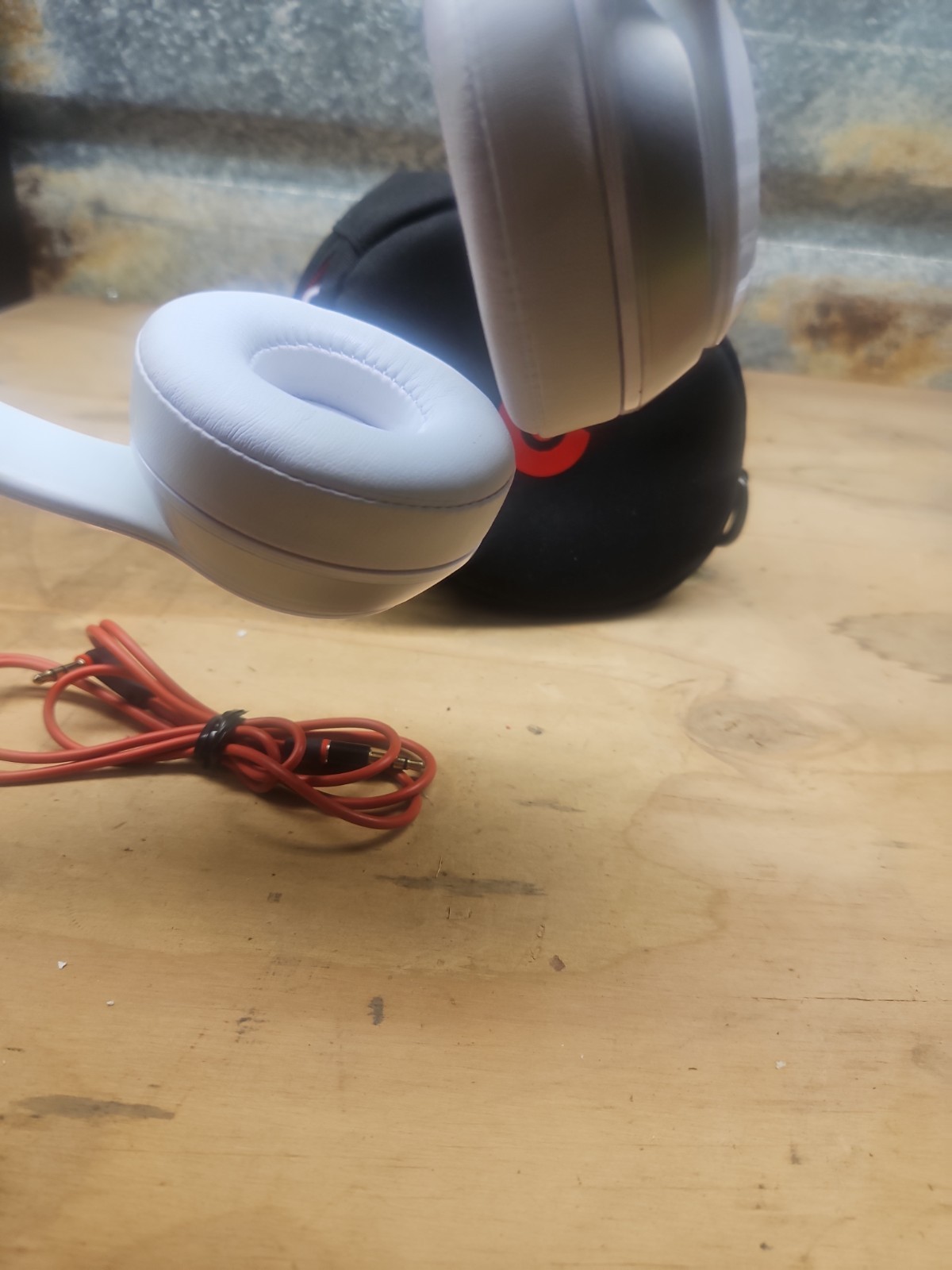 Beats by Dr. Dre Beats Solo3 Wireless On-Ear Headphones – White / Silver