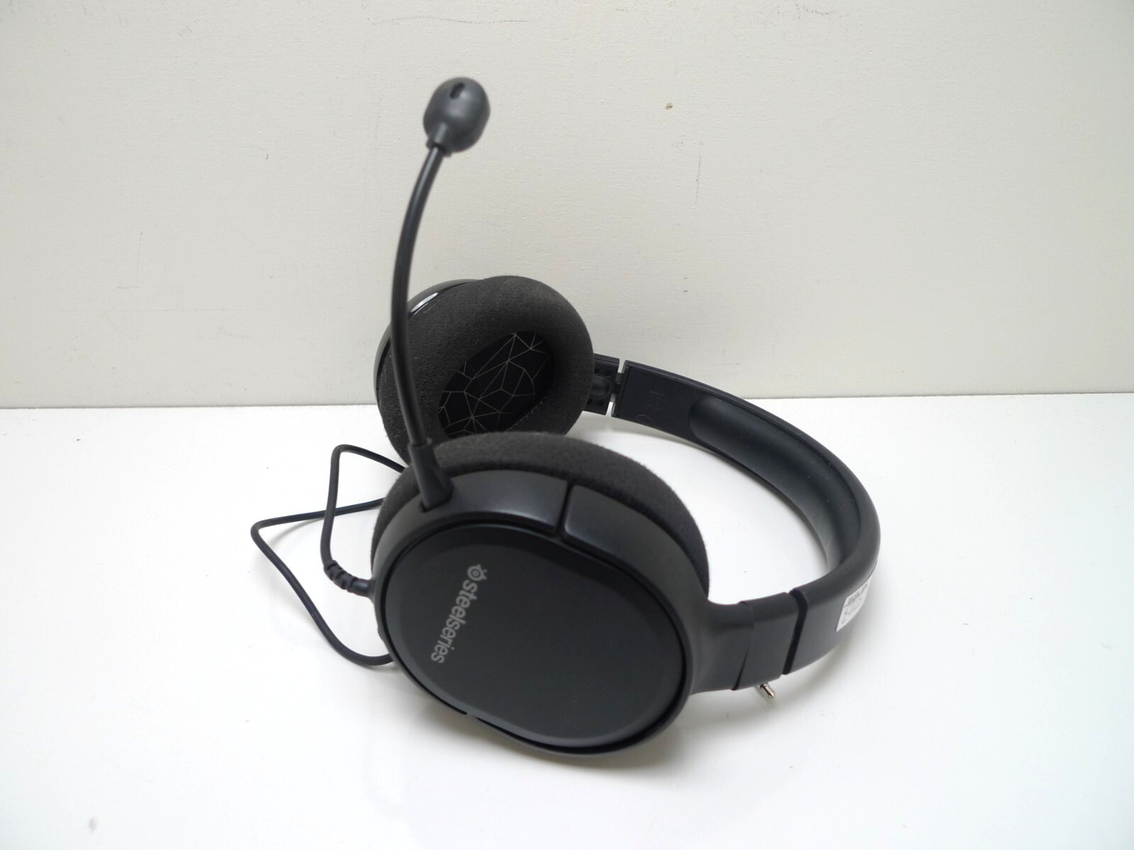 SteelSeries Arctis Black Over-Ear Headphones w/ Detachable Mic | Wired Aux