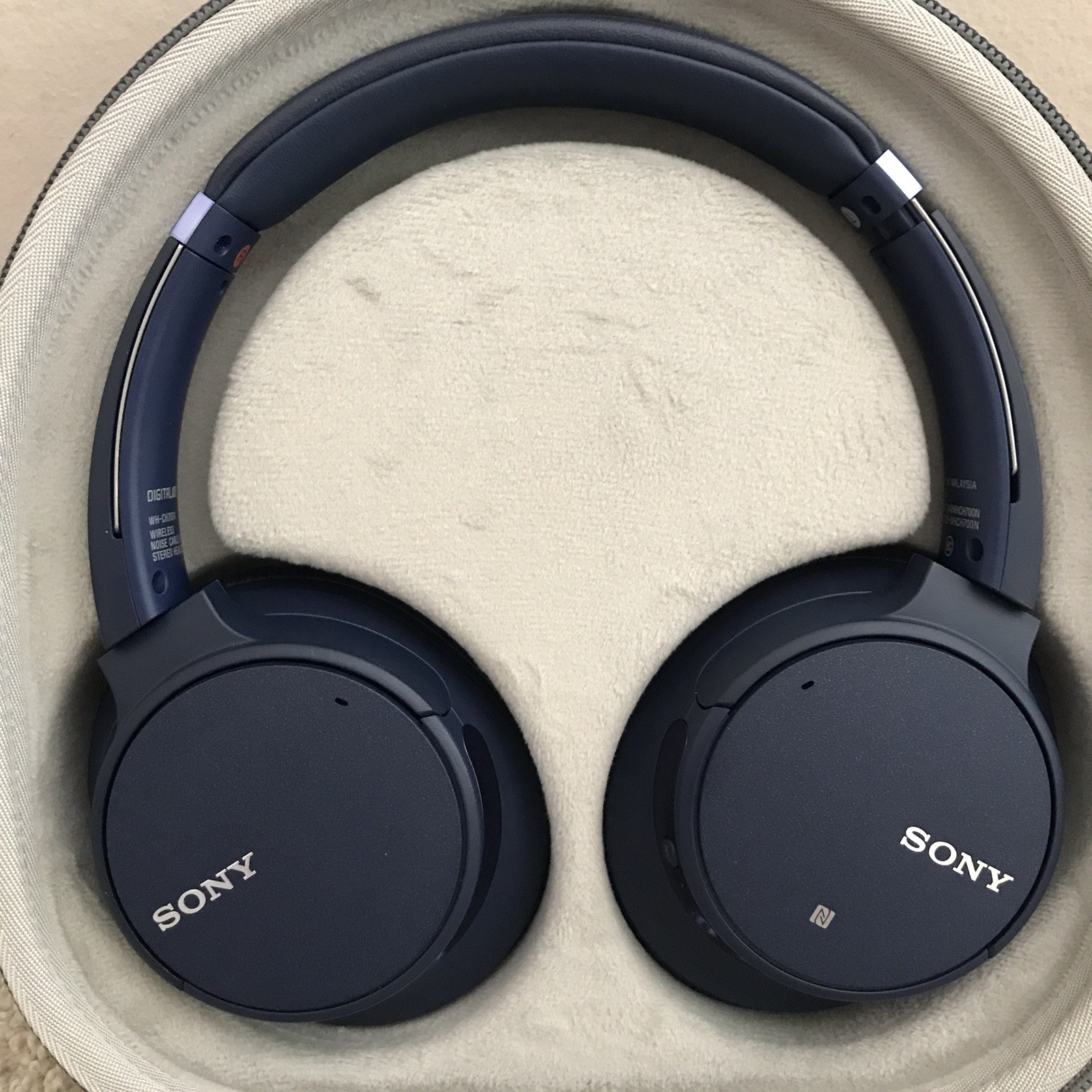 SONY WH-CH700N Wireless Noise Canceling Bluetooth Headphones Blue with Case