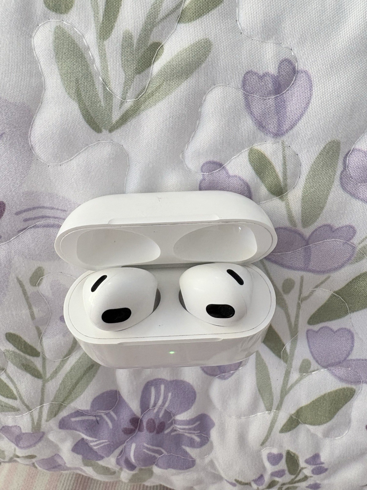 Apple AirPods Pro White In-Ear Bluetooth Earbuds w/ Charging Case. Minor chips.