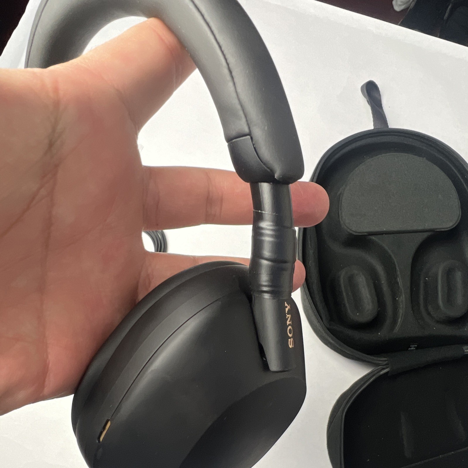 Sony WH-1000XM5 Black Over-Ear Bluetooth Headphones w/ Carrying Case