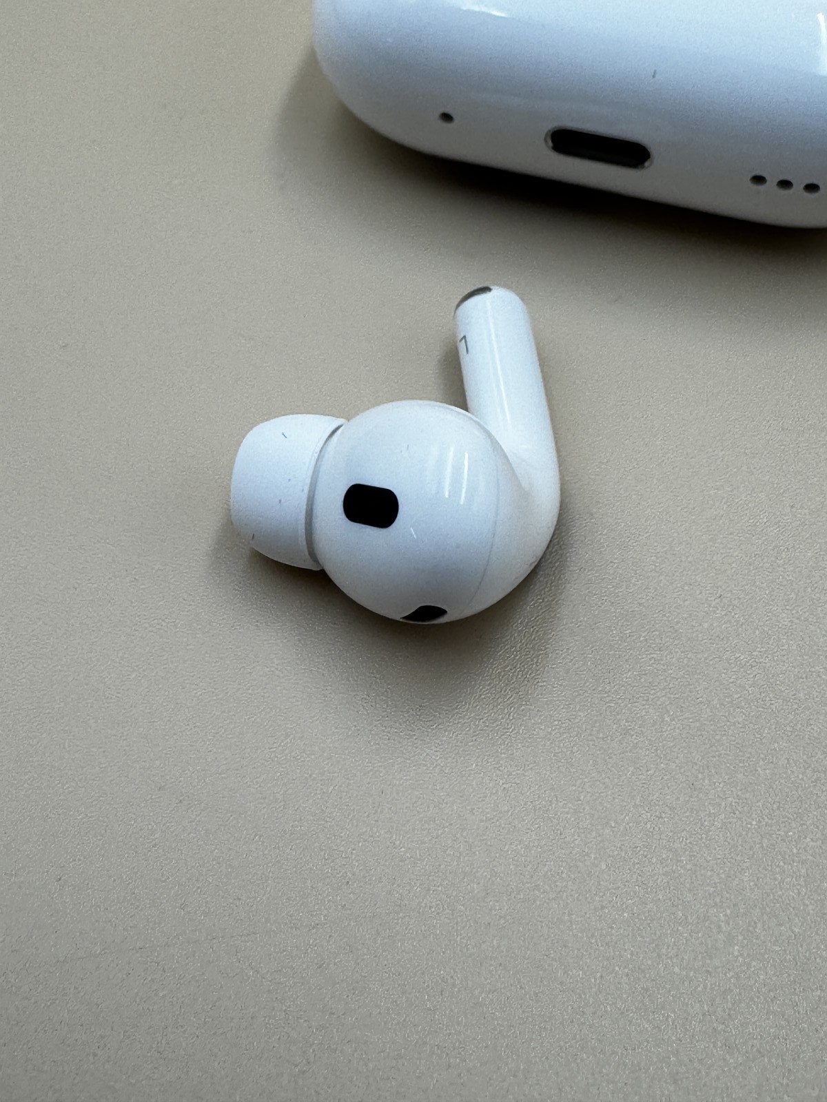 Apple AirPods Pro (2nd gen) (2023) White (with USB-C Case) MTJV3LL/A PC1712036