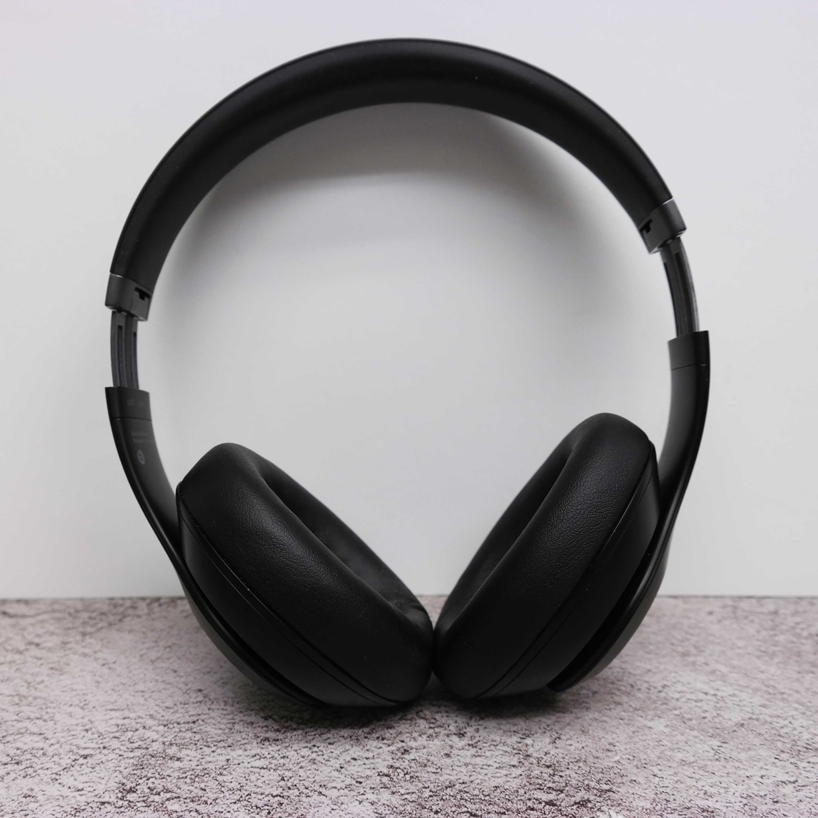 Beats by Dr. Dre Studio Pro Over Ear Headphones MQTP3LL/A Black BROKEN