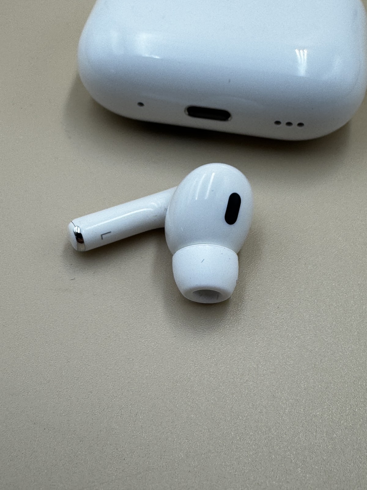 Apple AirPods Pro (2nd gen) (2023) White (with USB-C Case) MTJV3LL/A PC1712036