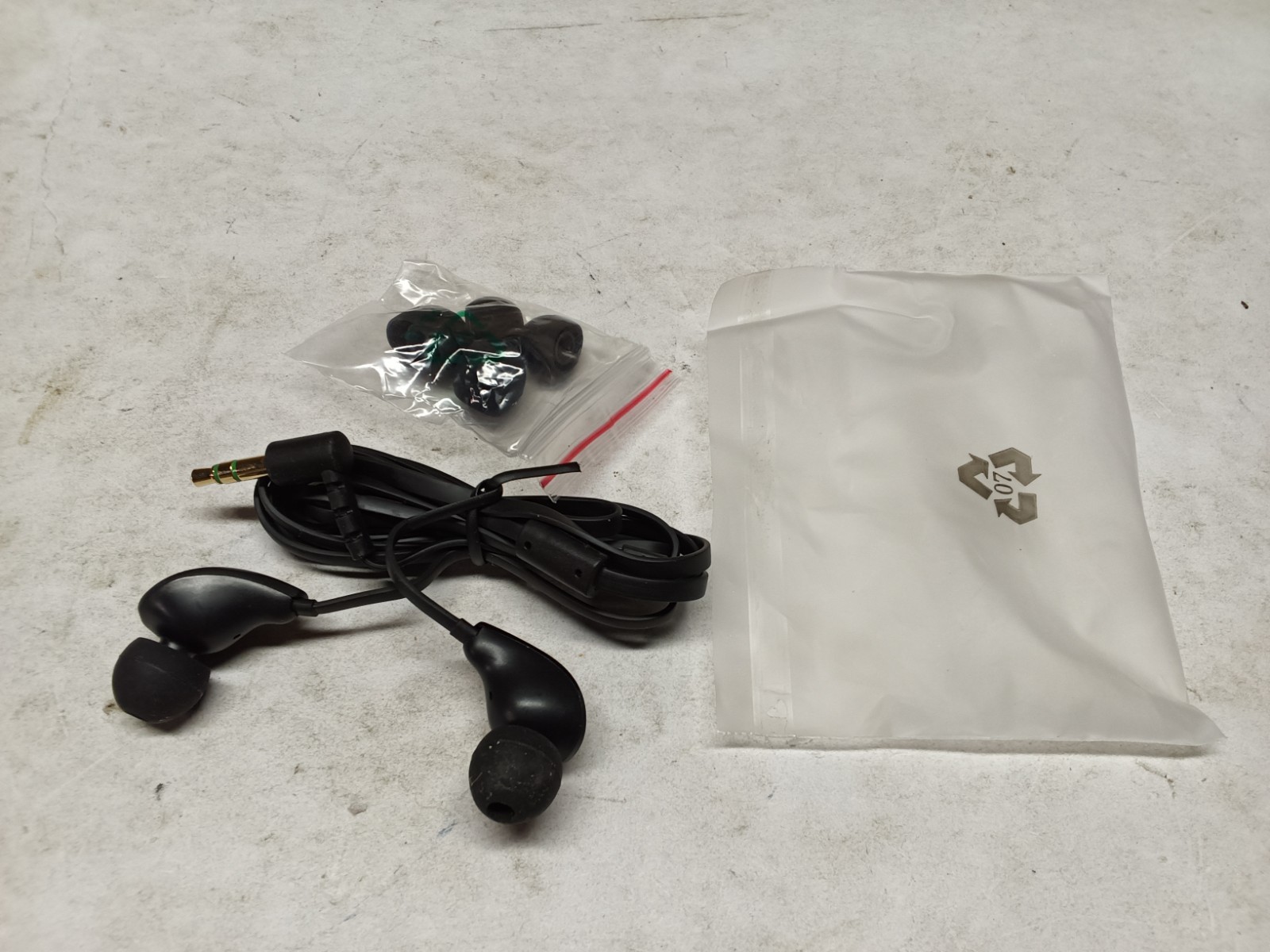 New set of music player earbuds with extra cushions #18