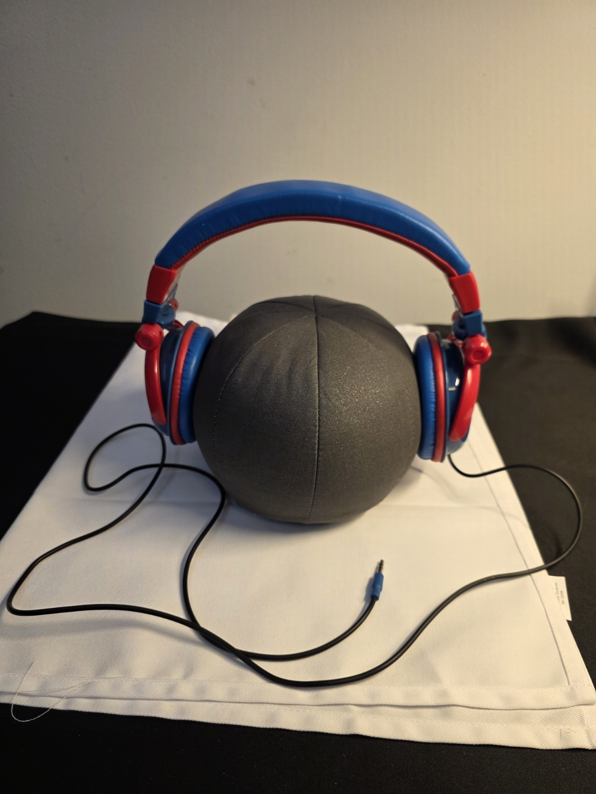 Kid Safe Headphones Superman DC Comics Logo Ages 3 – 9 Volume Limiting. 4ft cord
