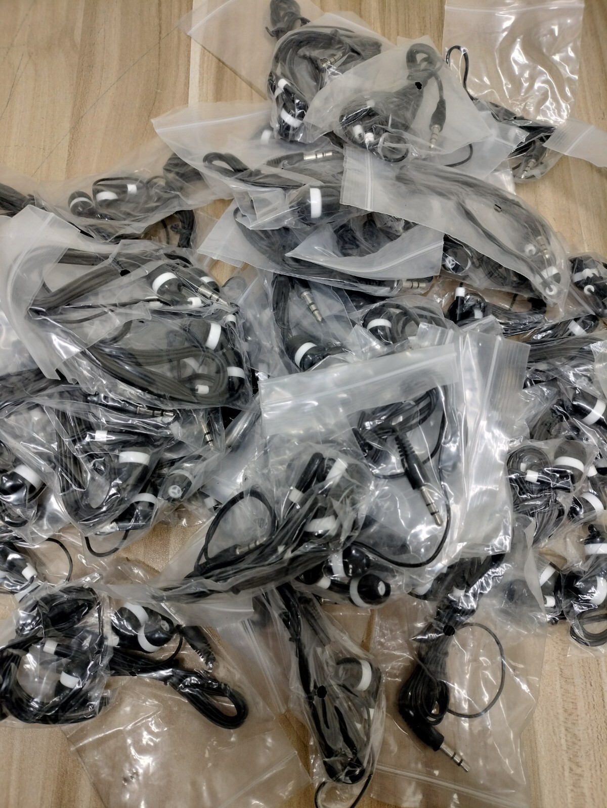 (LOT OF 130) CN-Outlet Wholesale Bulk Earbuds Headphones iPhone Android MP3
