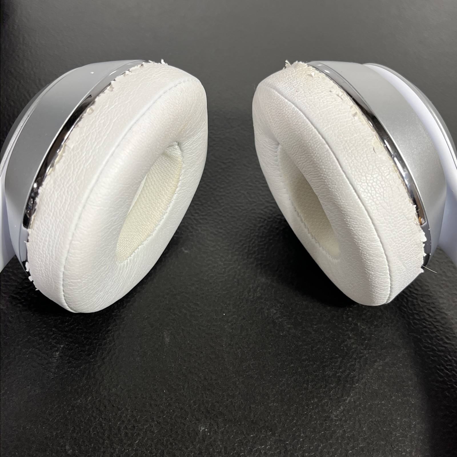 Beats By Dr. Dre Solo3 Wireless Silver A1796 MNEQ2LL/A Used
