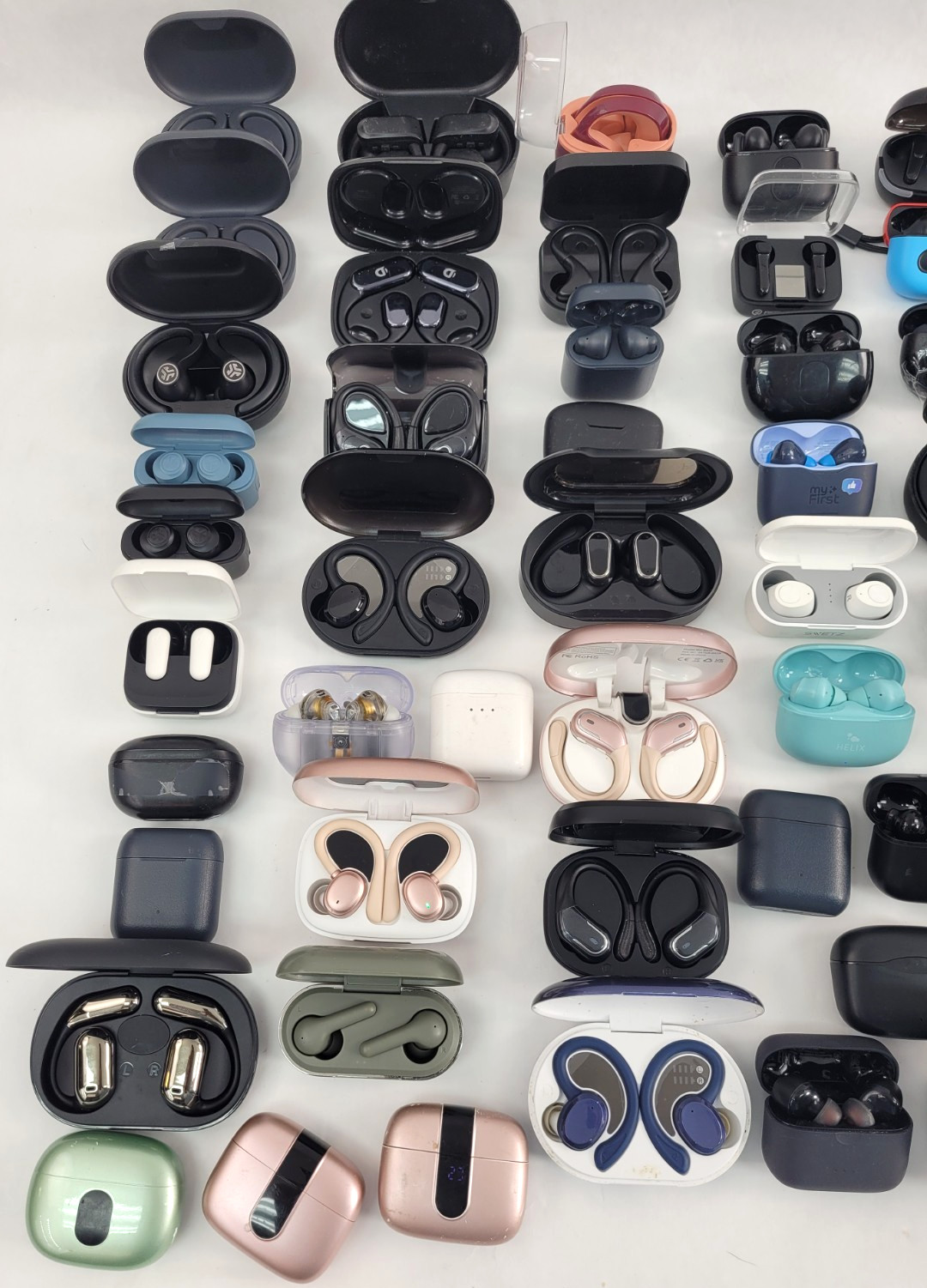 LOT of 50 JLAB ONN Soundcore Earfun Coby Generic In-ear Bluetooth Earbuds (1)