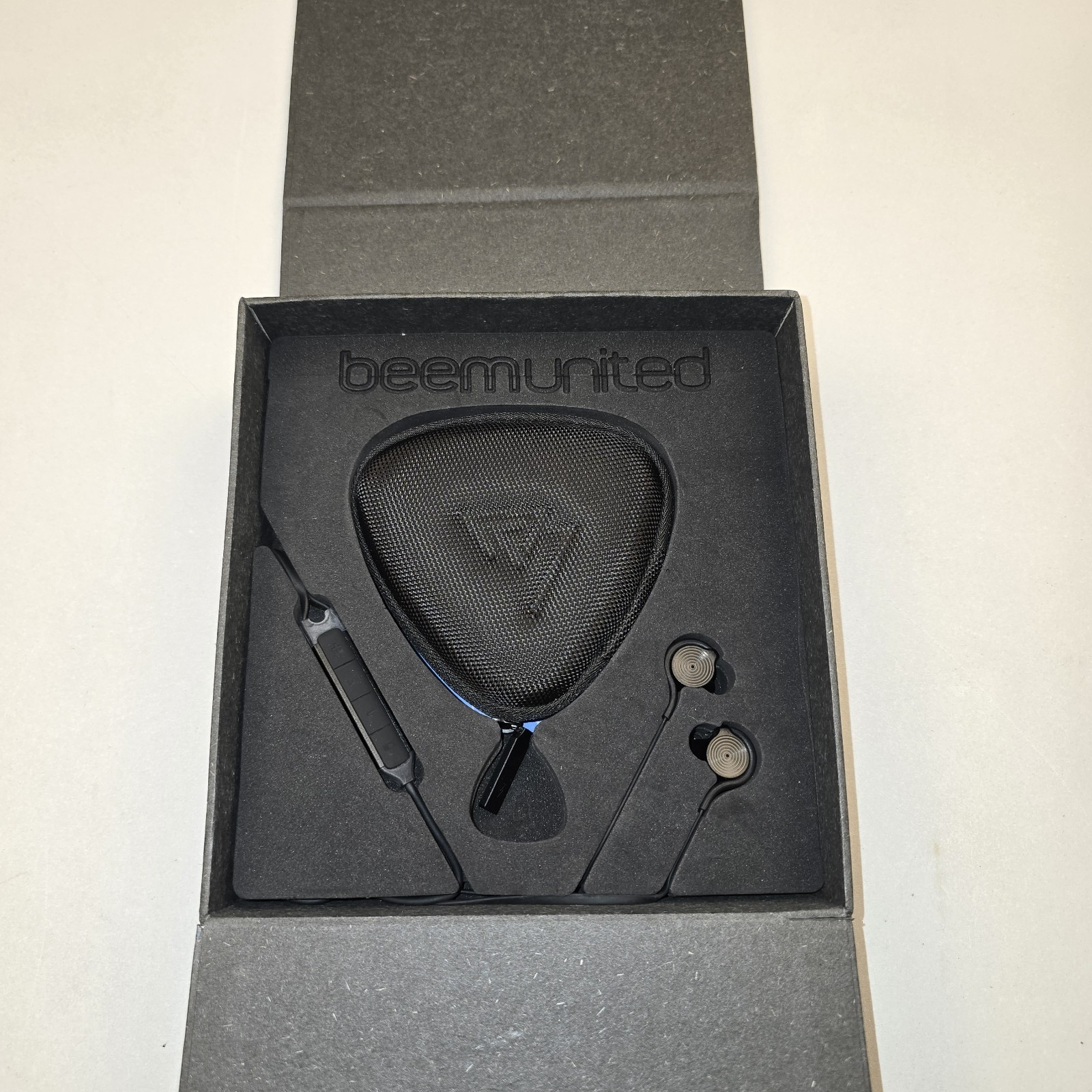 BeMe D200 by Beemunited Headphones. Black color. For iPhone NEW