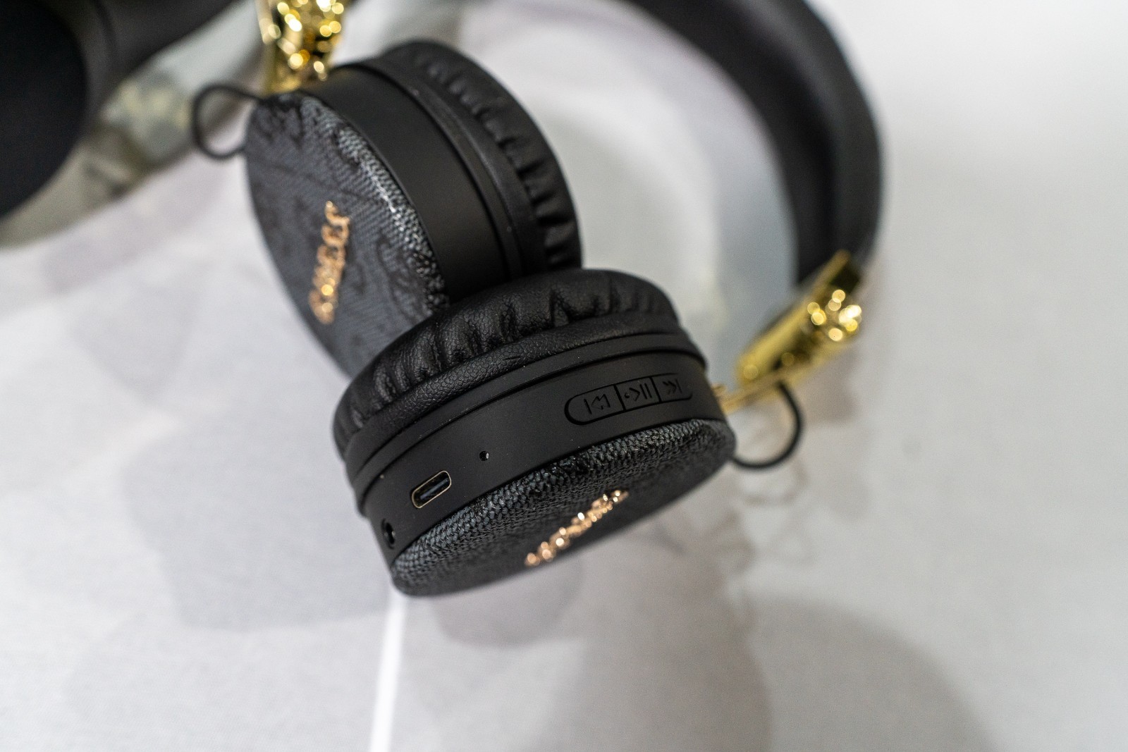 Lot of 2 Guess Wireless Headphones Mix Matte Black & 4G Monogram Gold Bundle