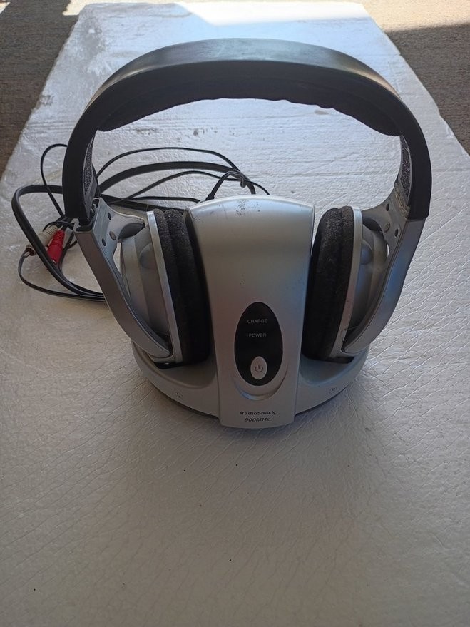 RadioShack 900MHz Rechargeable Analog Wireless Stereo Headphones 33-1197