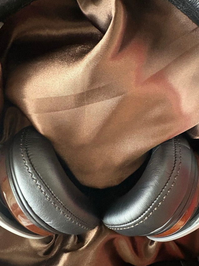 DENON AH-D7100 Over-Ear Headphones Brown 50mm Driver Natural Mahogany Housing