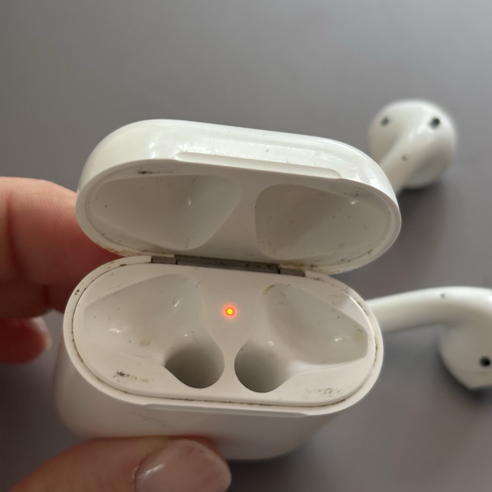 Apple AirPods (2nd Gen) White Bluetooth Wireless Earbuds w/ Charging Case Mic