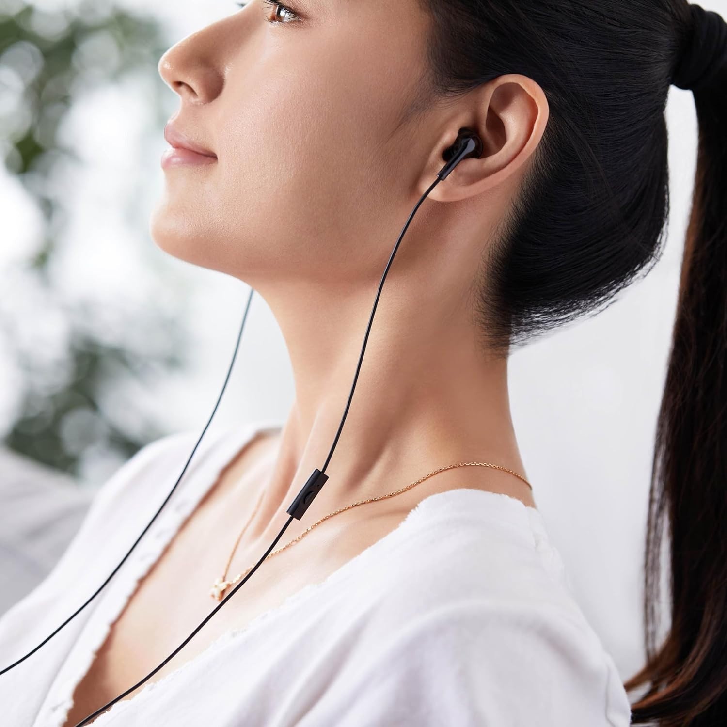 Black Wired Earbuds with Dynamic Driver & Microphone, Perfect for Music & Calls